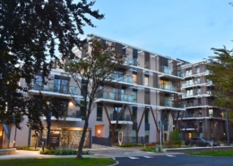 Streetlight lighting apartment block